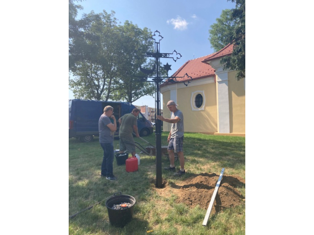 Kríž z veže kostola pretvorený na pietne miesto