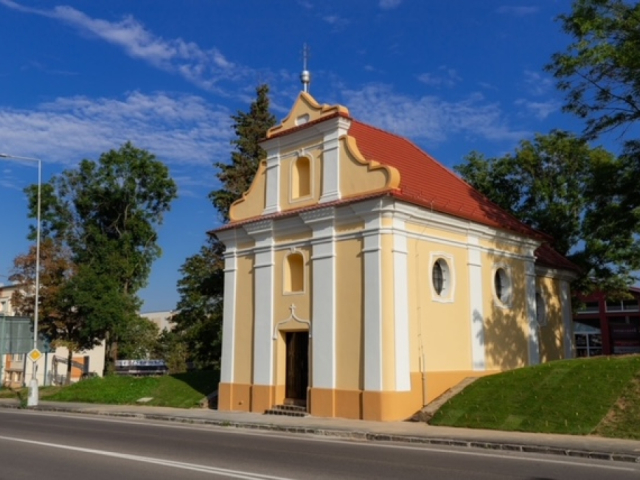 Kríž z veže kostola pretvorený na pietne miesto