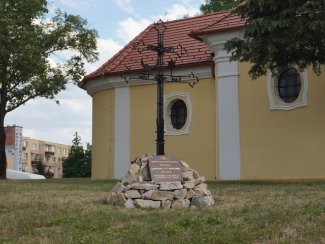 Kríž z veže kostola pretvorený na pietne miesto