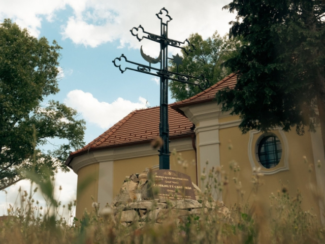 Kríž z veže kostola pretvorený na pietne miesto
