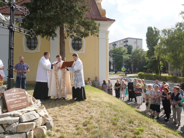 Kríž z veže kostola pretvorený na pietne miesto