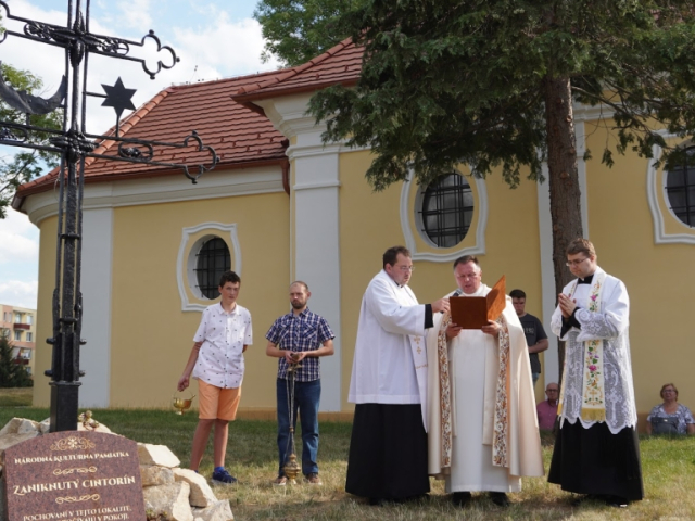 Kríž z veže kostola pretvorený na pietne miesto