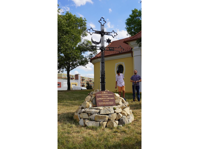 Kríž z veže kostola pretvorený na pietne miesto