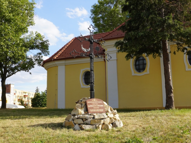 Kríž z veže kostola pretvorený na pietne miesto