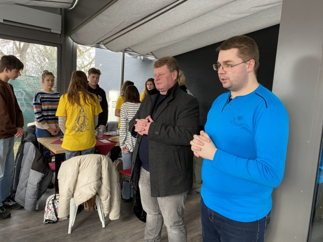Priateľský zápas spoločenstiev mladých vo florbale v Nemšovej