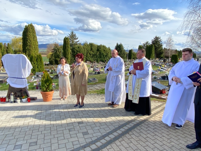 Pamätník nenarodeným deťom v Topoľčanoch