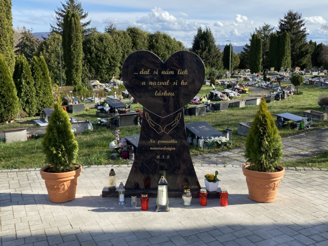 Pamätník nenarodeným deťom v Topoľčanoch