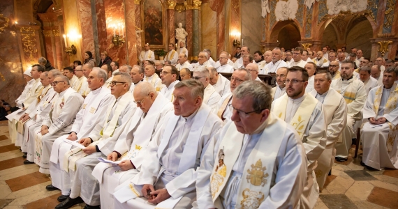 Viac ako 200 kňazov pri oltári s nitrianskym biskupom pri Omši svätenia olejov
