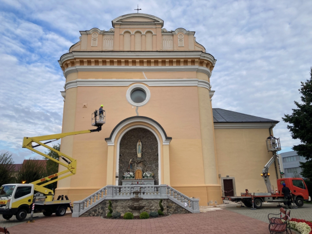 Obnova maľovky zadnej fasády farského kostola