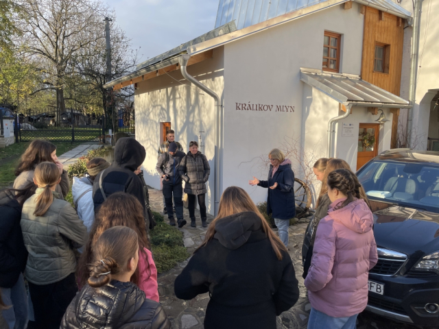 Priateľský florbalový zápas mladých medzi farnosťami Nemšová a Topoľčany