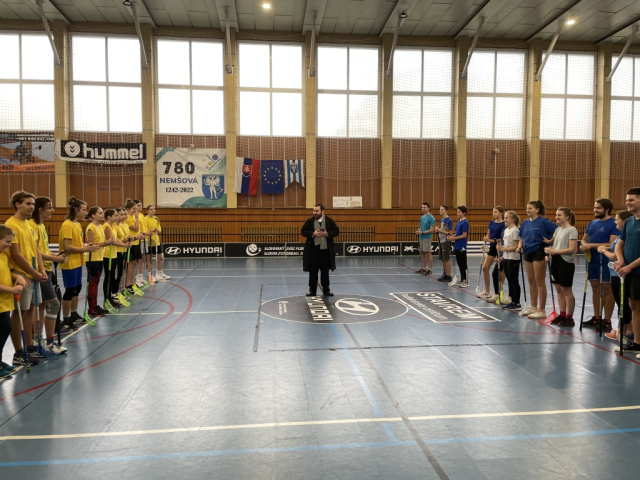 Priateľský florbalový zápas mladých medzi farnosťami Nemšová a Topoľčany