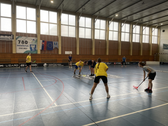 Priateľský florbalový zápas mladých medzi farnosťami Nemšová a Topoľčany
