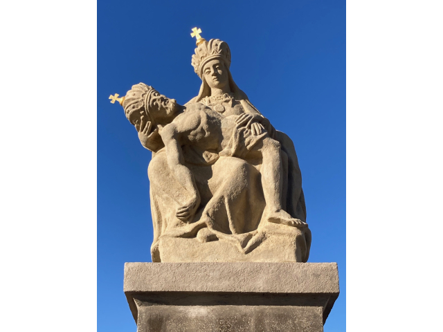 Sme späť - Pieta i sv. Ján Nepomucký