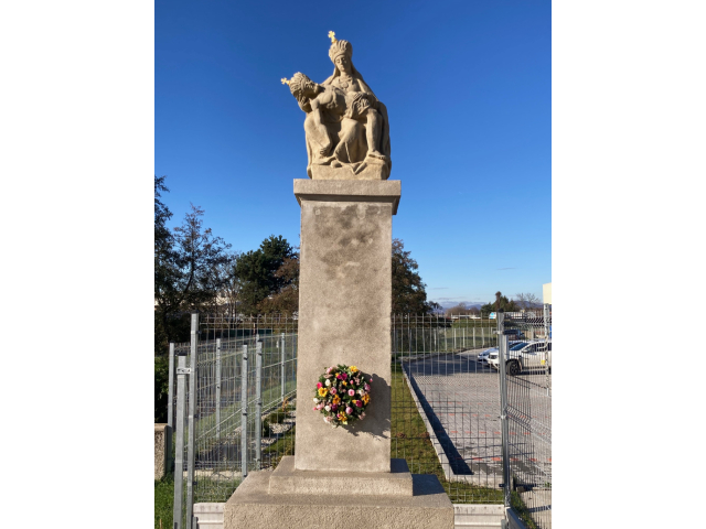 Sme späť - Pieta i sv. Ján Nepomucký