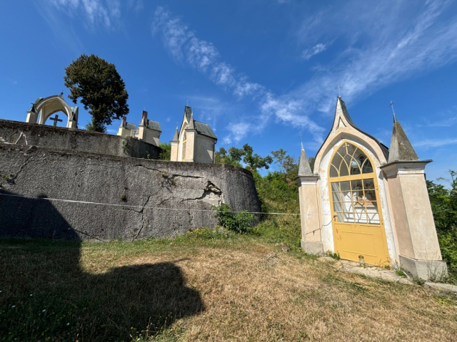 OBNOVENÉ XII. a XIII. ZASTAVENIE NA KALVÁRII V TOPOĽČANOCH