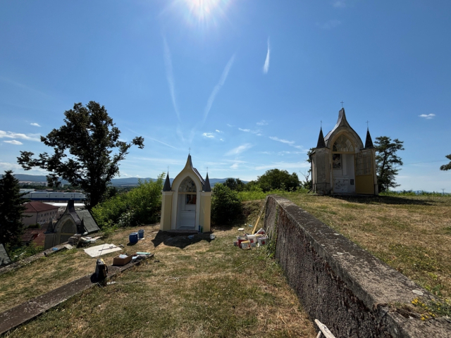 OBNOVENÉ XII. a XIII. ZASTAVENIE NA KALVÁRII V TOPOĽČANOCH