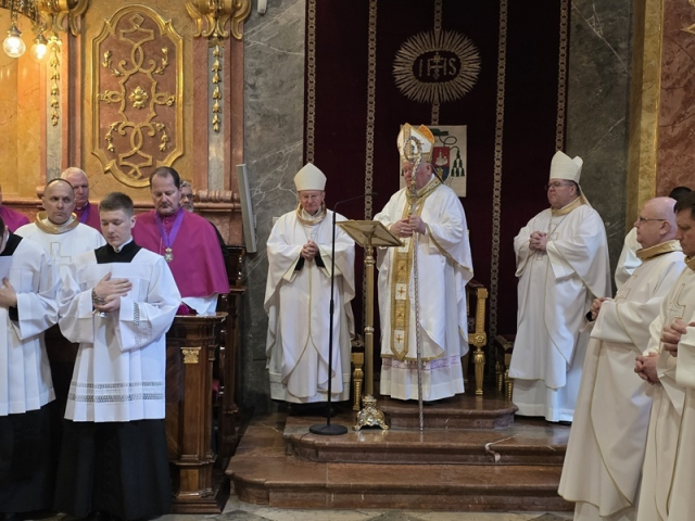 Biskup Viliam na Zelený štvrtok v Nitre kňazov povzbudil, aby sa v službe a živote opierali o Ježiša Krista