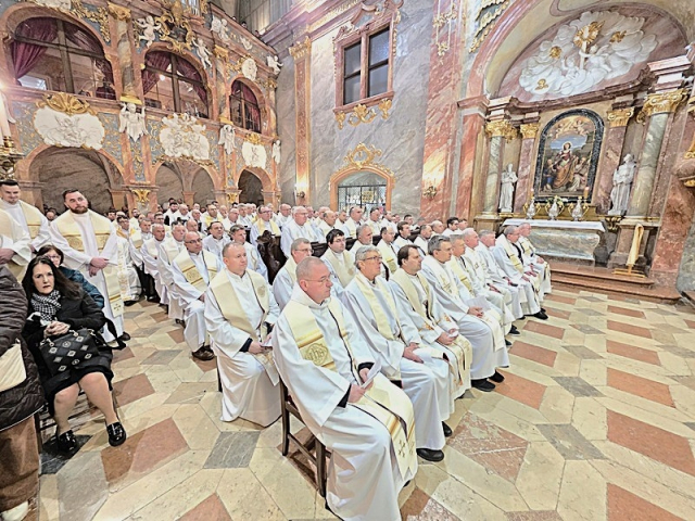 Biskup Viliam na Zelený štvrtok v Nitre kňazov povzbudil, aby sa v službe a živote opierali o Ježiša Krista