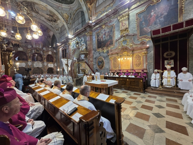 Biskup Viliam na Zelený štvrtok v Nitre kňazov povzbudil, aby sa v službe a živote opierali o Ježiša Krista