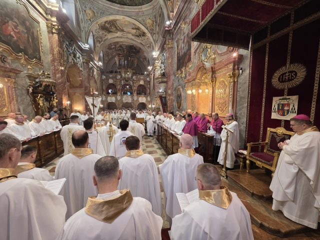Biskup Viliam na Zelený štvrtok v Nitre kňazov povzbudil, aby sa v službe a živote opierali o Ježiša Krista