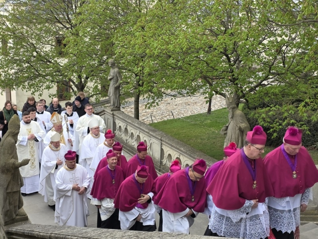 Biskup Viliam na Zelený štvrtok v Nitre kňazov povzbudil, aby sa v službe a živote opierali o Ježiša Krista