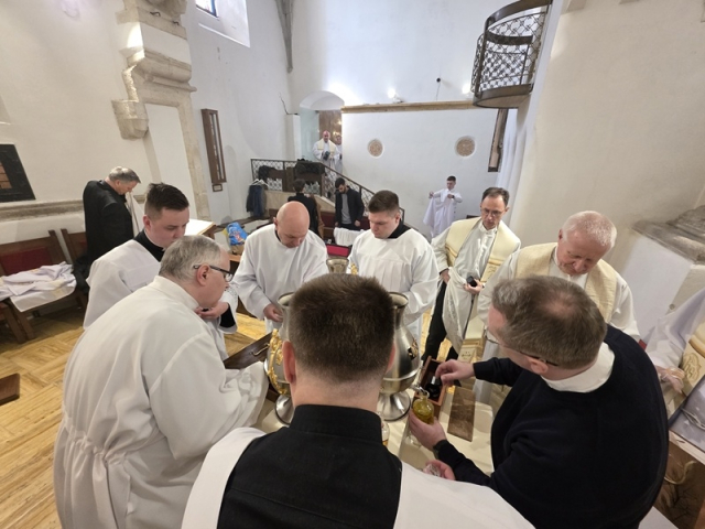 Biskup Viliam na Zelený štvrtok v Nitre kňazov povzbudil, aby sa v službe a živote opierali o Ježiša Krista