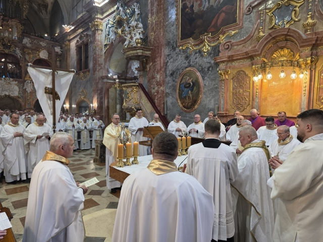 Biskup Viliam na Zelený štvrtok v Nitre kňazov povzbudil, aby sa v službe a živote opierali o Ježiša Krista