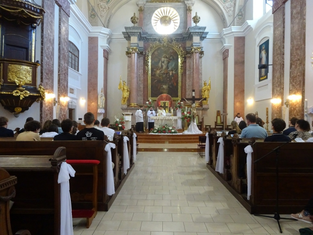 Študenti Gymnázia sv. Cyrila a Metoda v Nitre na púti k Sedembolestnej Panne Márii do Topoľčian