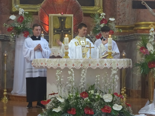 Študenti Gymnázia sv. Cyrila a Metoda v Nitre na púti k Sedembolestnej Panne Márii do Topoľčian