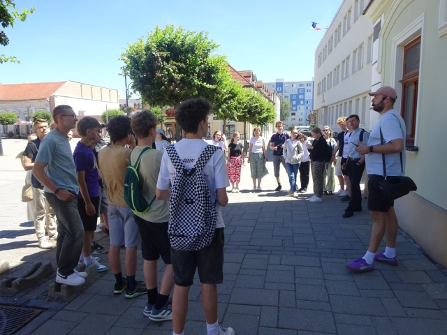 Študenti Gymnázia sv. Cyrila a Metoda v Nitre na púti k Sedembolestnej Panne Márii do Topoľčian