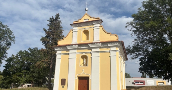 Nové schodisko a renovácia dverí v kaplnke PMK