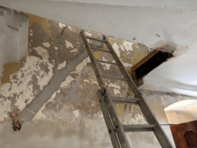 Nové schodisko a renovácia dverí v kaplnke PMK