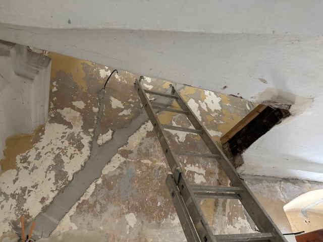 Nové schodisko a renovácia dverí v kaplnke PMK