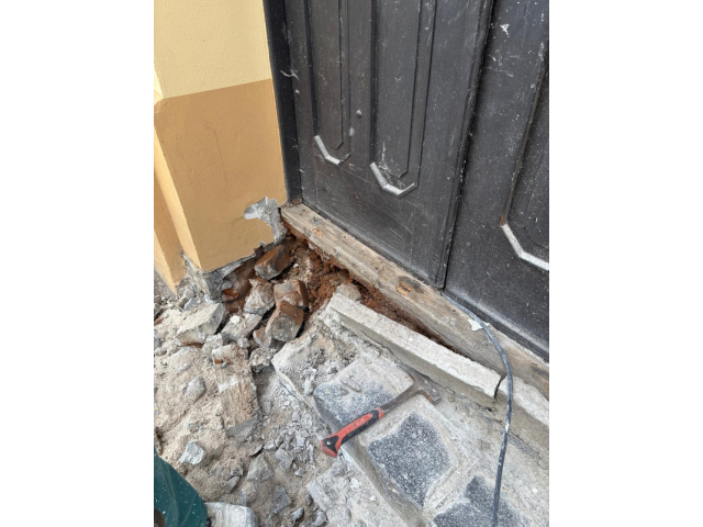 Nové schodisko a renovácia dverí v kaplnke PMK