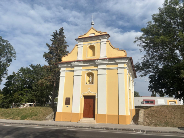 Nové schodisko a renovácia dverí v kaplnke PMK