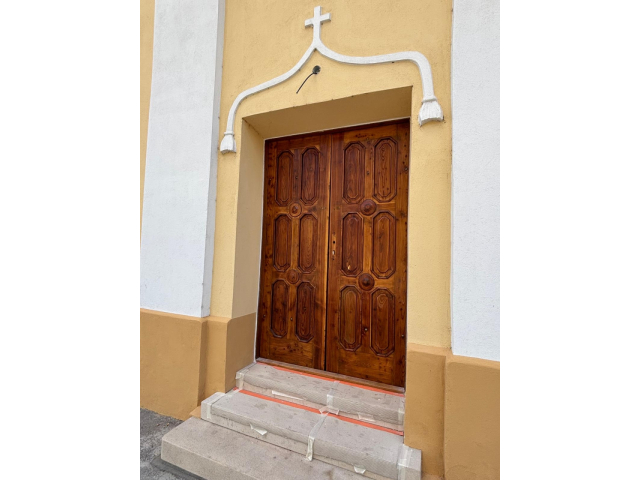 Nové schodisko a renovácia dverí v kaplnke PMK