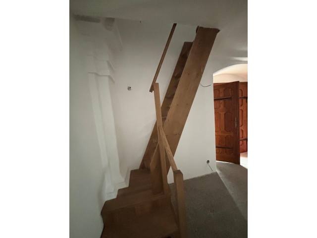 Nové schodisko a renovácia dverí v kaplnke PMK