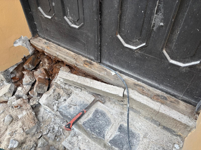 Nové schodisko a renovácia dverí v kaplnke PMK
