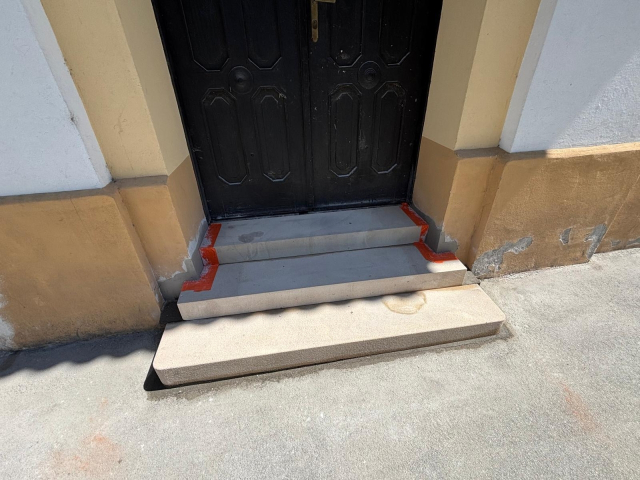 Nové schodisko a renovácia dverí v kaplnke PMK