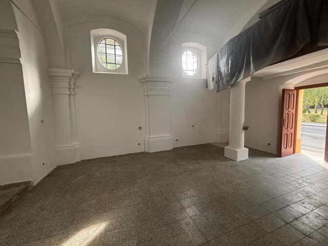 Nové schodisko a renovácia dverí v kaplnke PMK