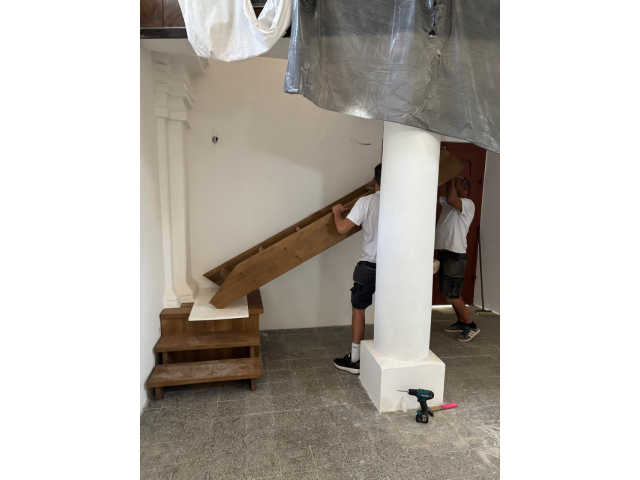 Nové schodisko a renovácia dverí v kaplnke PMK