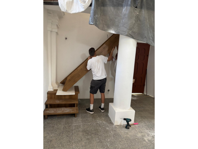 Nové schodisko a renovácia dverí v kaplnke PMK