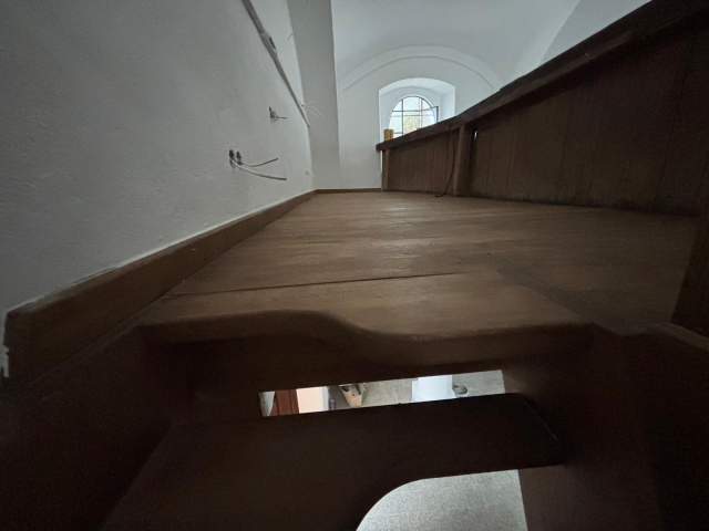Nové schodisko a renovácia dverí v kaplnke PMK
