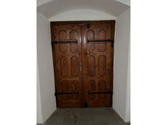 Nové schodisko a renovácia dverí v kaplnke PMK