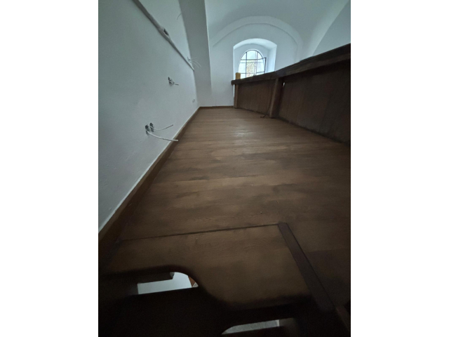 Nové schodisko a renovácia dverí v kaplnke PMK