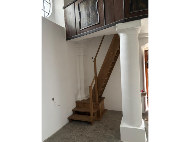 Nové schodisko a renovácia dverí v kaplnke PMK