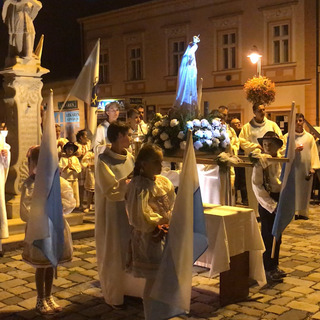 Obnovená tradícia v  Topoľčanoch - sviečkový sprievod s Pannou Máriou