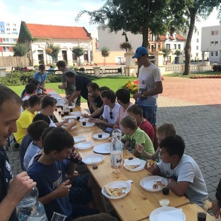 Konco-prázdninová pizza s miništrantami