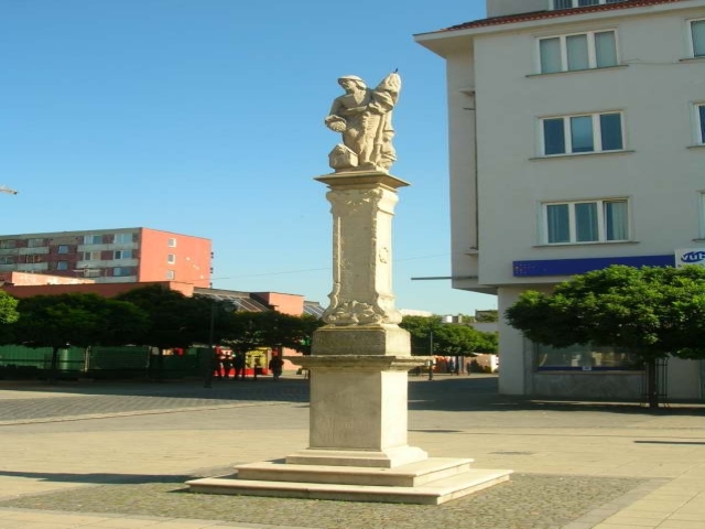 KPÚ Nitra - Nové zistenia sôch svätcov na námestí v Topoľčanoch 26. marca 2020