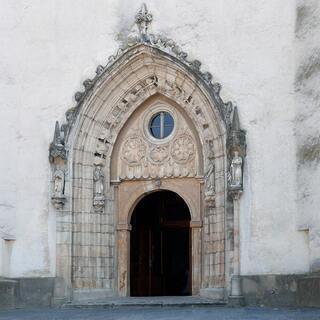 PROSÍME VÁS O PODPORU HLASOVANÍM  za obnovu gotického portálu farského kostola sv. Michala archanjela v Hlohovci